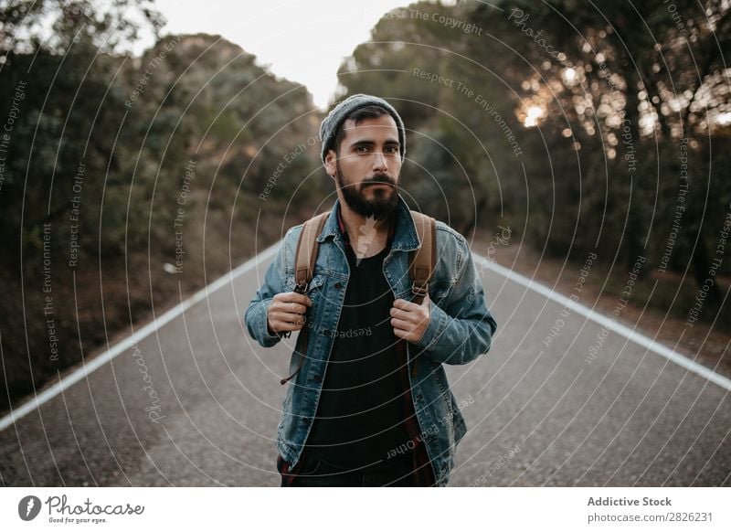 Ein Tourist auf einer Straße Mann Rucksack Tourismus Ferien & Urlaub & Reisen Abenteuer Jugendliche Ausflug Backpacker Reisender Natur stehen Porträt