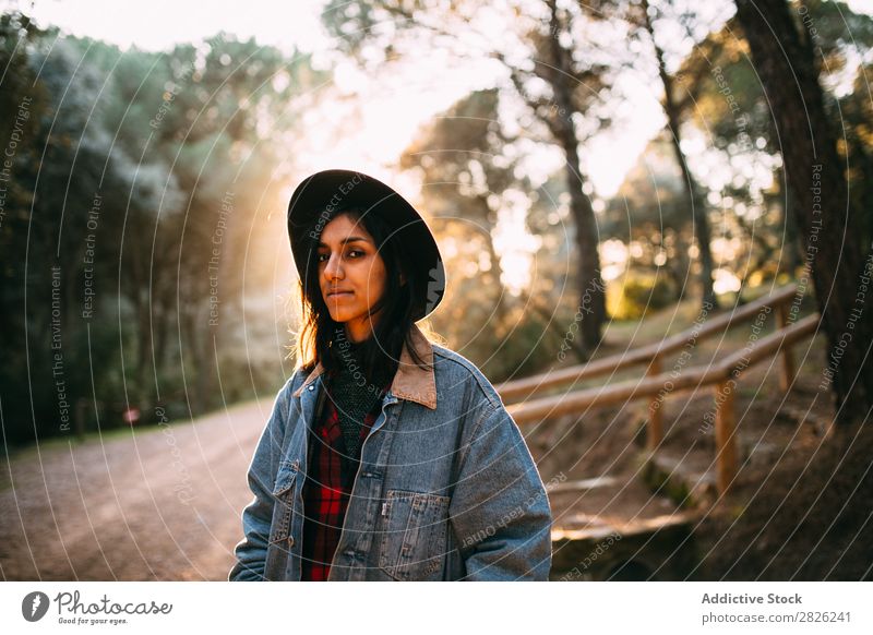 Indische Frau auf dem Landweg Tourist Wald Porträt Straße Herbst ländlich Natur Erholung stumm Jugendliche hübsch heiter stehen Ferien & Urlaub & Reisen Mensch