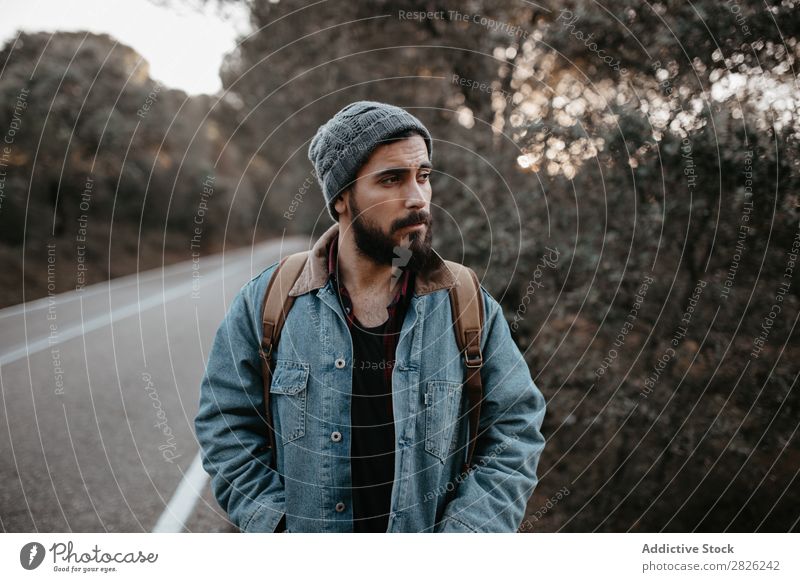 Ein Tourist auf einer Straße Mann Rucksack Tourismus Ferien & Urlaub & Reisen Abenteuer Jugendliche Ausflug Backpacker Reisender Natur stehen Porträt