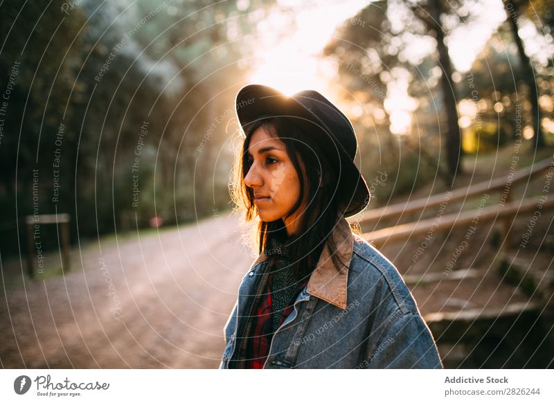 Indische Frau auf dem Landweg Tourist Wald Porträt Straße Herbst ländlich Natur Erholung stumm Jugendliche hübsch heiter stehen Ferien & Urlaub & Reisen Mensch