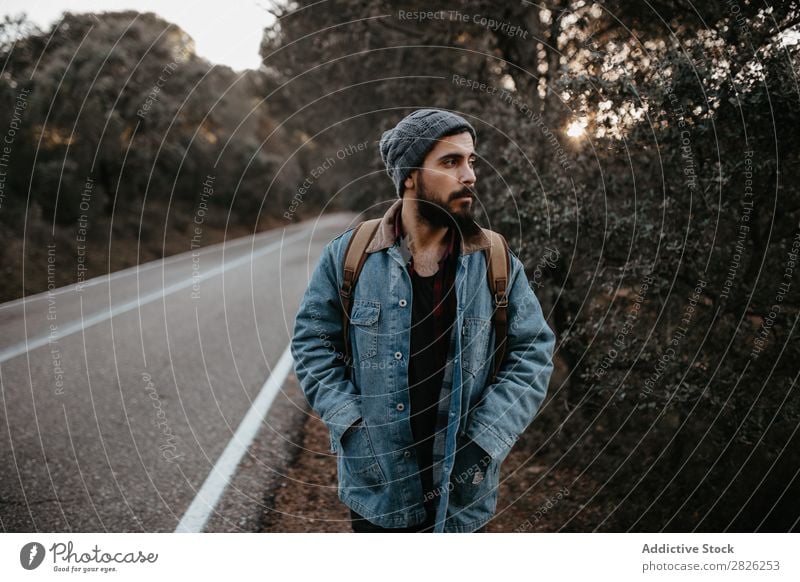 Ein Tourist auf einer Straße Mann Rucksack Tourismus Ferien & Urlaub & Reisen Abenteuer Jugendliche Ausflug Backpacker Reisender Natur stehen Porträt