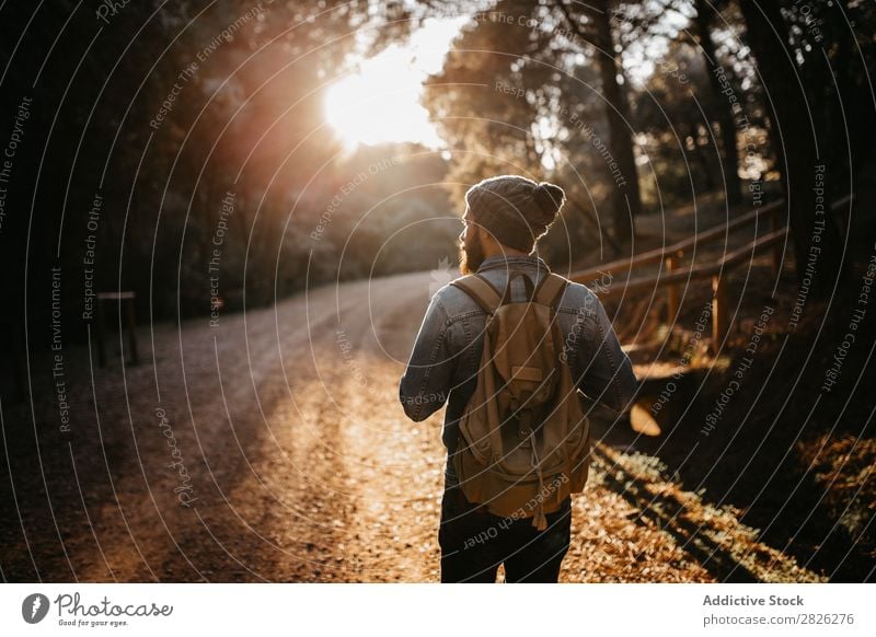 Mann mit Rucksack auf dem Land unterwegs Tourist Straße Wald Herbst Tourismus Ferien & Urlaub & Reisen Abenteuer Jugendliche Ausflug Backpacker Reisender