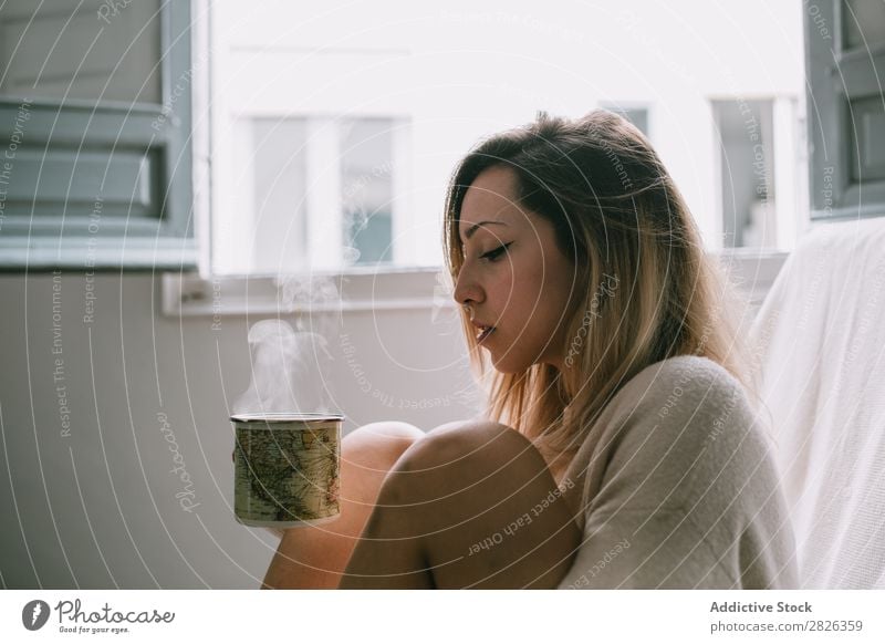 Frau bei einem heißen Getränk trinken Tasse Morgen Knie Umarmen Jugendliche heimwärts besinnlich Fürsorge attraktiv schön aussruhen Lifestyle Mensch sitzen