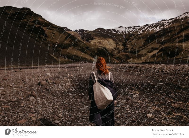 Frau, die auf dem Hintergrund der Berge posiert. Berge u. Gebirge Island Natur Ferien & Urlaub & Reisen Landschaft Tourismus Wege & Pfade vulkanisch Abenteuer