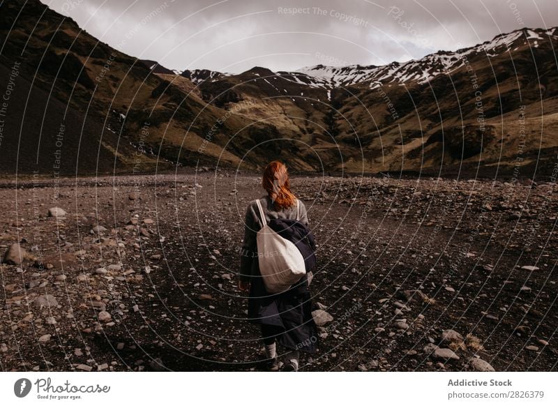 Frau, die auf dem Hintergrund der Berge posiert. Berge u. Gebirge Island Natur Ferien & Urlaub & Reisen Landschaft Tourismus Wege & Pfade vulkanisch Abenteuer