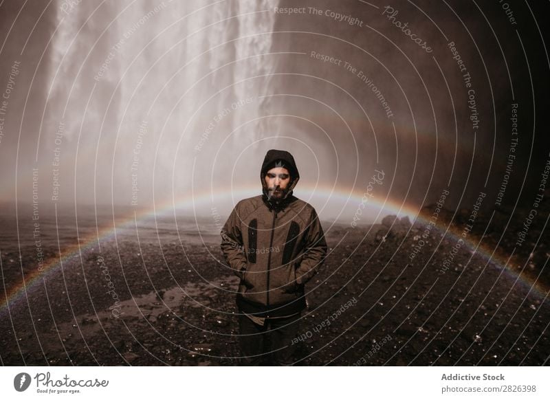 Junger Mann in Mantel am Wasserfall Regenbogen Island strömen Nebel Tourismus Berge u. Gebirge natürlich Ferien & Urlaub & Reisen Landschaft Umwelt kampfstark