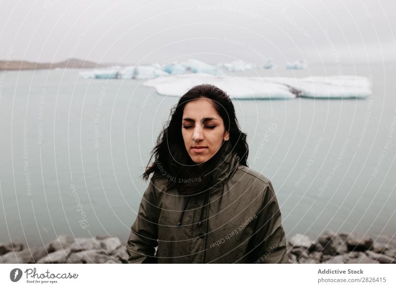 Frau auf dem Hintergrund von Eis im Ozean Meer Gletscher Natur Landschaft Ferien & Urlaub & Reisen Tourismus Island Umwelt Eisberg Winter weiß polar Wasser