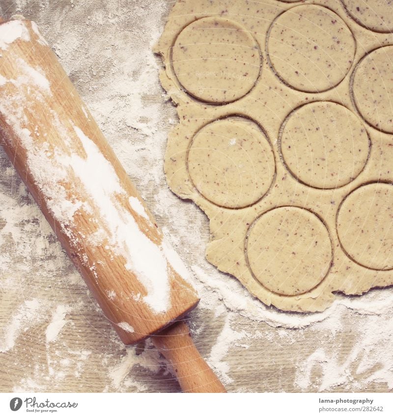 Plätzchenbäckerei Teigwaren Backwaren Weihnachtsgebäck Mehl Nudelholz süß Kreis Farbfoto backen