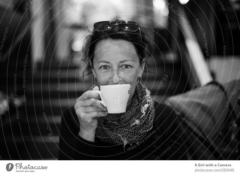 c'est moi Getränk trinken Heißgetränk Kaffee Mensch feminin Frau Erwachsene Leben Hand 1 30-45 Jahre genießen leuchten Freundlichkeit Glück Schwarzweißfoto