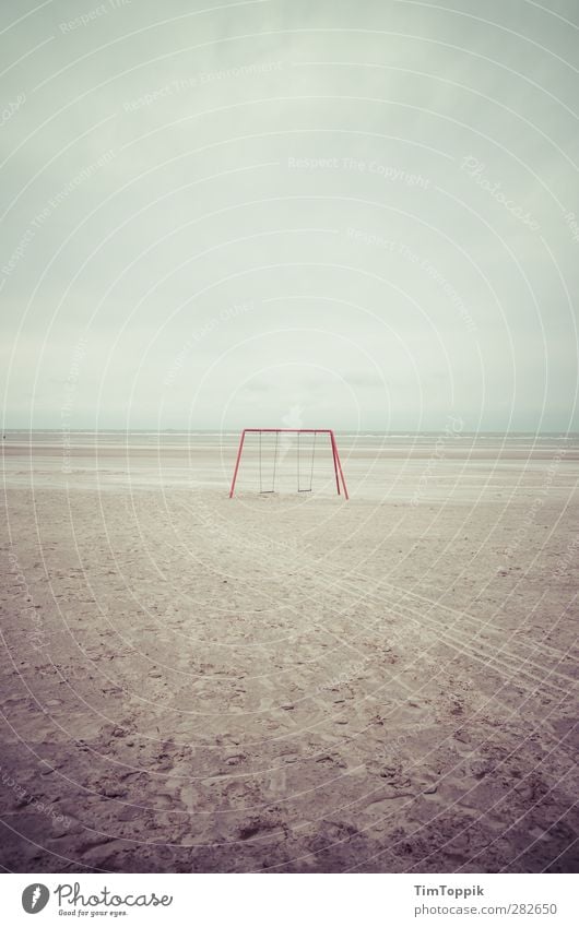 This used to be my playground Meer trist Traurigkeit Schaukel Strand Langeoog Kindheitserinnerung Einsamkeit Menschenleer erinnern Kinderspiel sentimental Insel