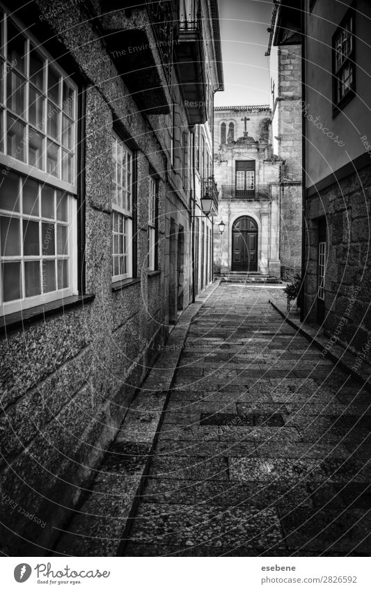 Alte Gasse in der Stadt Lampe Gebäude Architektur Straße Wege & Pfade Stein alt dreckig dunkel retro schwarz Einsamkeit gefährlich Perspektive Großstadt urban