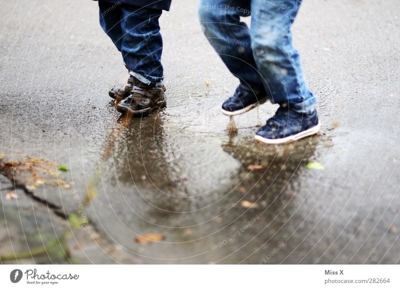 Herbstspaß Mensch Kind Kleinkind Kindheit Beine Fuß 2 1-3 Jahre 3-8 Jahre Wasser springen dreckig kalt nass Gefühle Freude Lebensfreude Pfütze matschig Schlamm