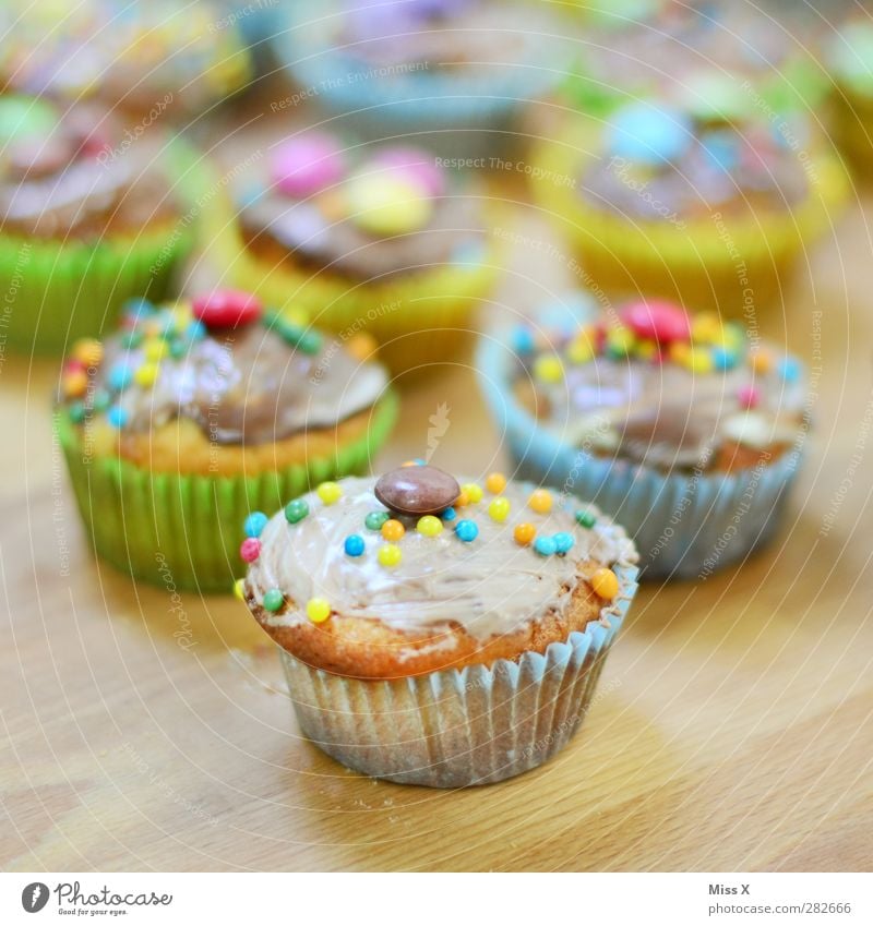 Backtag Lebensmittel Teigwaren Backwaren Kuchen Dessert Süßwaren Schokolade Ernährung Feste & Feiern Geburtstag klein süß mehrfarbig Muffin Zuckerguß