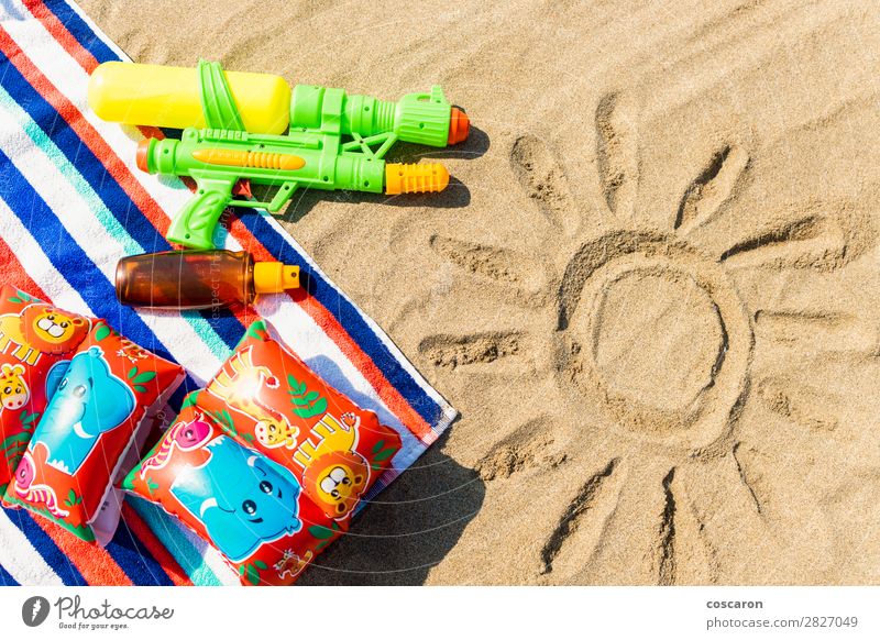 Handtuch, Schwimmer, Wasserwerfer und Sonnenschutz am Strand Flasche Freude Creme Gesundheit Gesundheitswesen Erholung Freizeit & Hobby Ferien & Urlaub & Reisen