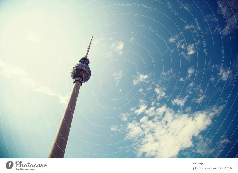 old [b]ut gold Himmel nur Himmel Wolken Schönes Wetter Stadt Hauptstadt Bauwerk Sehenswürdigkeit Wahrzeichen Denkmal blau Berlin Berliner Fernsehturm Farbfoto