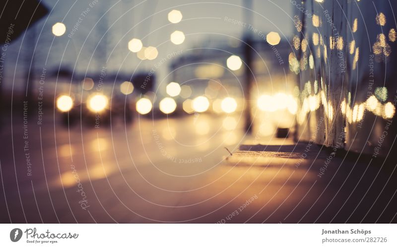 urbanes Bokeh Hintergrundbild an einer Straße bei Nacht mit Autoverkehr Nachtleben Schwache Tiefenschärfe Unschärfe Licht Lichterscheinung Lichtermeer Stadt