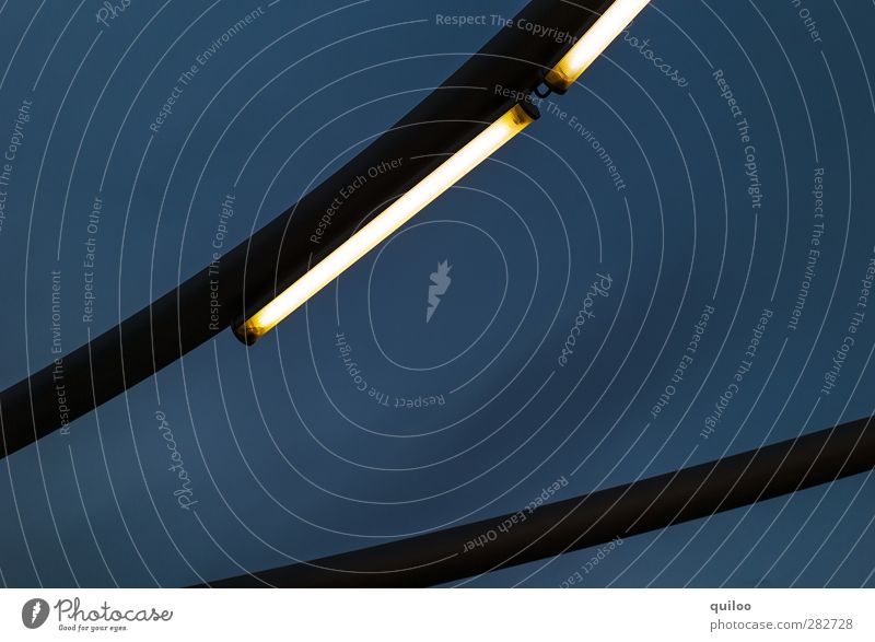 Neonlicht Energiewirtschaft Neonlampe Streifen dunkel hell modern blau schwarz weiß Einsamkeit Verzweiflung kalt Surrealismus Stadt Irritation Farbfoto