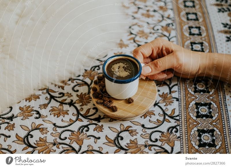 Frau mit Espressotasse auf floralem Muster Getränk Heißgetränk Kaffee Tasse Becher Lifestyle elegant Stil Design Innenarchitektur Mensch Junge Frau Jugendliche