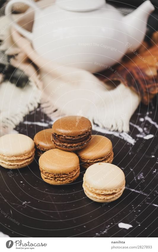 Schokoladen-, Kaffee- und Vanille-Makronen Lebensmittel Kuchen Dessert Süßwaren Frühstück Kaffeetrinken Tee elegant Stil lecker retro süß Macaron Feinschmecker