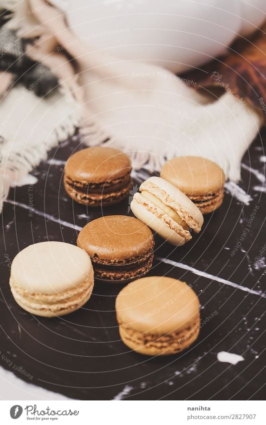 Schokoladen-, Kaffee- und Vanilamakronen Kuchen Dessert Süßwaren Frühstück Kaffeetrinken Tee elegant Stil frisch lecker süß braun schwarz Macaron Feinschmecker