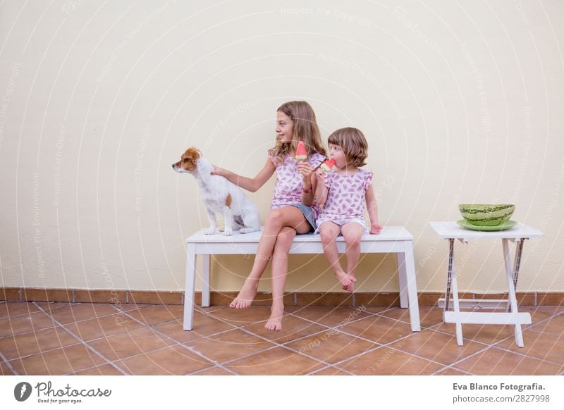 Zwei schöne Schwester Kinder essen Wassermelonen-Eiscreme. Frucht Speiseeis Essen Freude Glück Ferien & Urlaub & Reisen Sommer Haus Garten feminin Baby