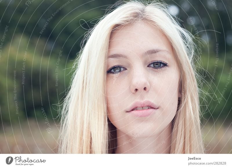 #242063 Stil schön Junge Frau Jugendliche Erwachsene Gesicht Natur blond beobachten Denken Blick träumen authentisch Coolness frei Freundlichkeit Fröhlichkeit