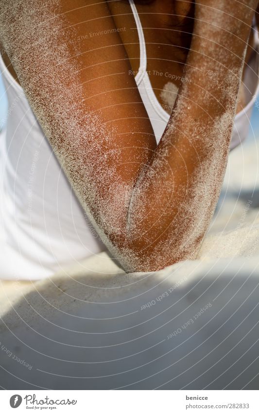 sandy Frau Mensch Strand Sand Frauenbrust Arme Hand Sandstrand Nahaufnahme braun Sonnenbad sitzen Haut Sonnenbank Ferien & Urlaub & Reisen schön