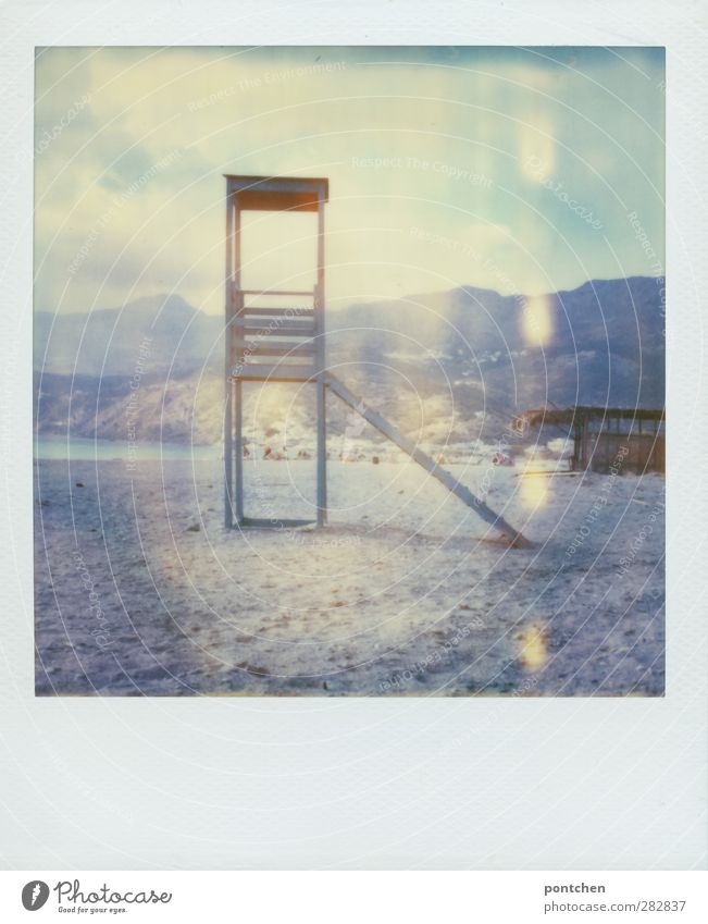 Gebirge. Überwachungsturm und Strandhütte am griechischen Strand. Sand, Meer, Küste, Felsen. Sommer blau Hütte Wachturm Kreta Berge u. Gebirge Gedeckte Farben