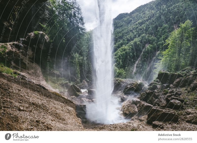 Landschaft des Wasserfalls Berge u. Gebirge Wald Aussicht grün Ferien & Urlaub & Reisen wandern Abenteuer Natur Trekking extrem Tourismus Aktion Klettern Gipfel