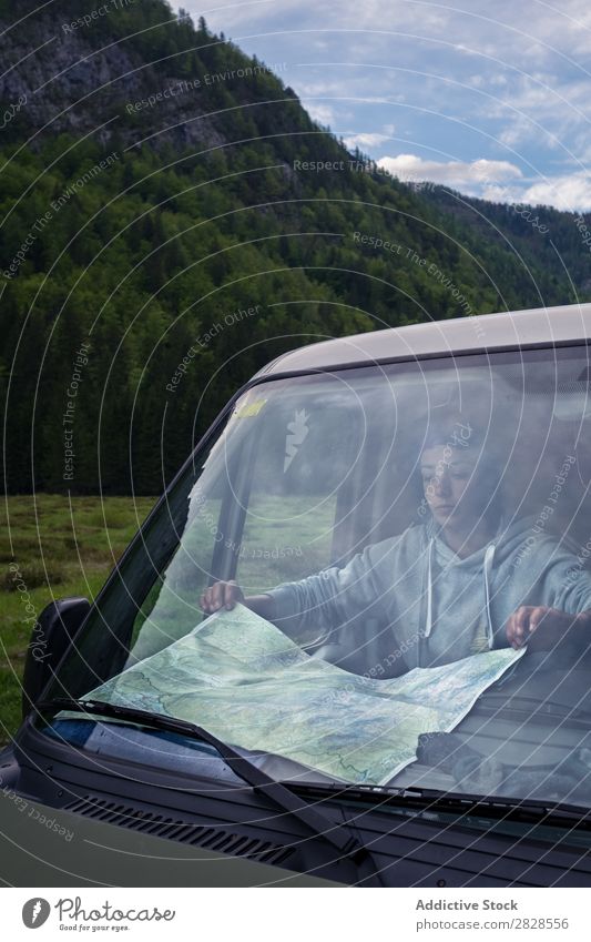 Tourist auf der Karte Landkarte PKW Berge u. Gebirge Ausflug Straße Ferien & Urlaub & Reisen Frau Lifestyle Abenteuer Natur Fahrzeug Jugendliche Mensch