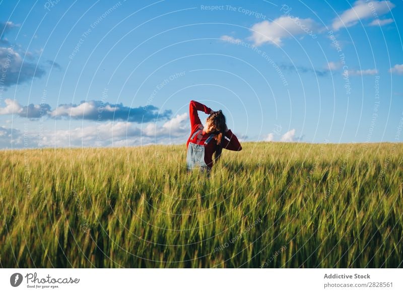 Frau geht auf dem Feld spazieren laufen genießen Abend Natur schön Mädchen Beautyfotografie Jugendliche Gras Wiese Freiheit Fröhlichkeit Sonne Herbst Lifestyle