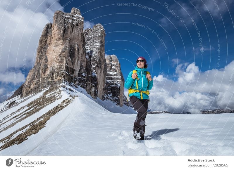 Touristin in den Bergen Frau Schnee Berge u. Gebirge Rucksack Wegsehen Ferien & Urlaub & Reisen Winter wandern Abenteuer Landschaft Natur Trekking extrem