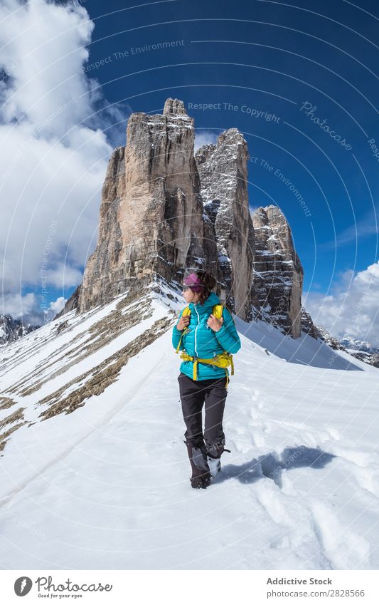 Touristin in den Bergen Frau Schnee Berge u. Gebirge Rucksack Wegsehen Ferien & Urlaub & Reisen Winter wandern Abenteuer Landschaft Natur Trekking extrem