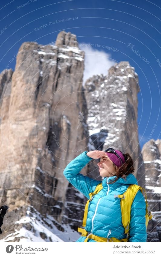 Touristin in den Bergen Frau Schnee Berge u. Gebirge Rucksack Wegsehen Lächeln Ferien & Urlaub & Reisen Winter wandern Abenteuer Landschaft Natur Trekking