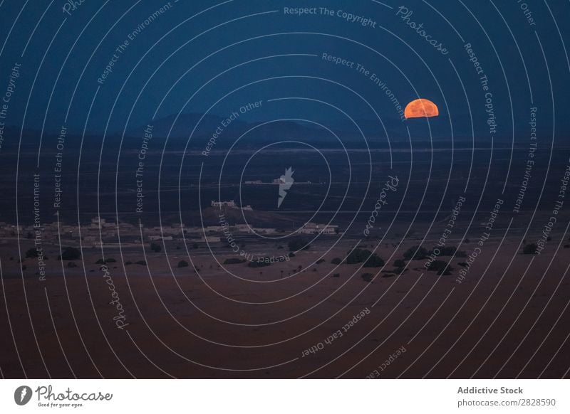 Dämmerung in der Wüste Sand Abenddämmerung dunkel Landschaft Natur regenarm Sonnenuntergang Düne Horizont Morgendämmerung halbdunkel Beautyfotografie Licht blau