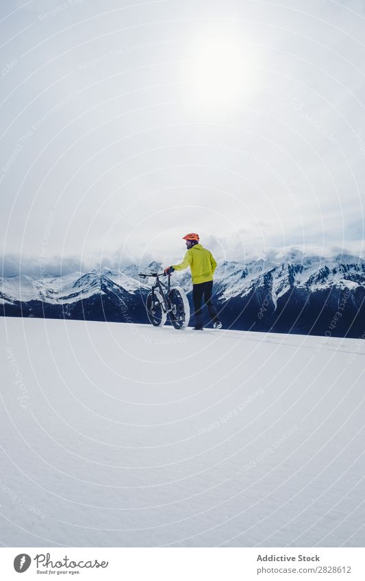 Sportler mit Fahrrad in den Winterbergen Tourist laufen Berge u. Gebirge professionell gefroren Natur wandern Ferien & Urlaub & Reisen Landschaft kalt Schnee