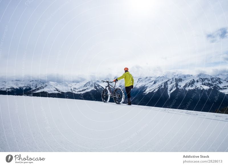 Tourist mit dem Fahrrad in den Bergen laufen Winter Berge u. Gebirge Sportler professionell gefroren Natur wandern Ferien & Urlaub & Reisen Landschaft kalt