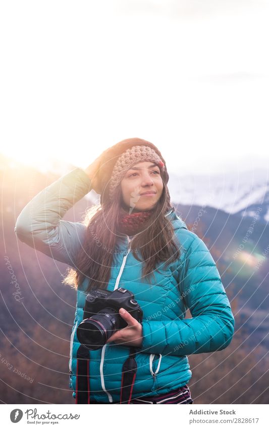 Frau mit Kamera schaut weg. Berge u. Gebirge Winter Fotograf Wegsehen Haltekopf Natur Landschaft Ferien & Urlaub & Reisen Mädchen Fotografie Mensch Lifestyle