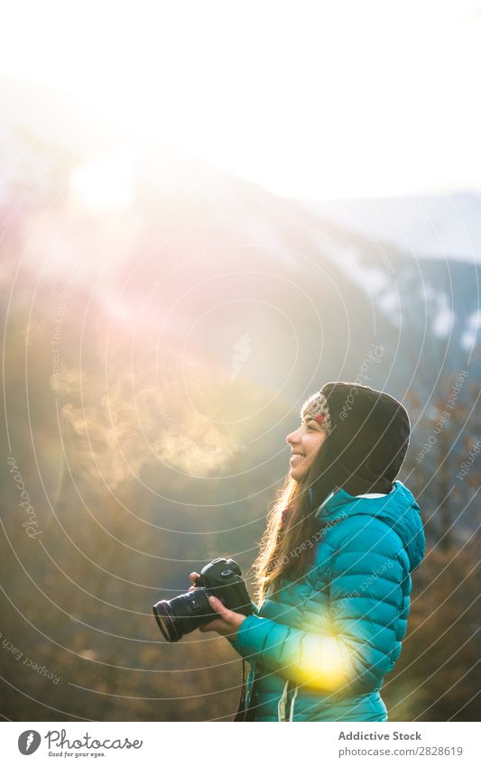 Frau macht Aufnahmen von Bergen Berge u. Gebirge Winter Fotograf Natur Landschaft Ferien & Urlaub & Reisen Mädchen Fotografie Mensch Lifestyle Fotokamera