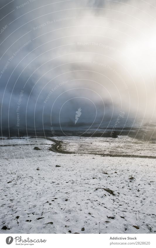 Leere Straße im Winter ausleeren ländlich Landschaft Natur Eis Schnee kalt Jahreszeiten weiß Wetter Laufwerk Ferien & Urlaub & Reisen Weg Frost Menschenleer