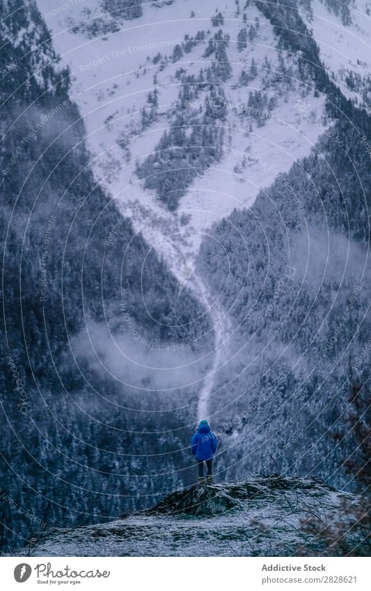 Tourist steht im Winter auf einer Klippe. stehen Berge u. Gebirge Natur wandern laufen Ferien & Urlaub & Reisen Landschaft kalt Schnee Abenteuer Wanderer