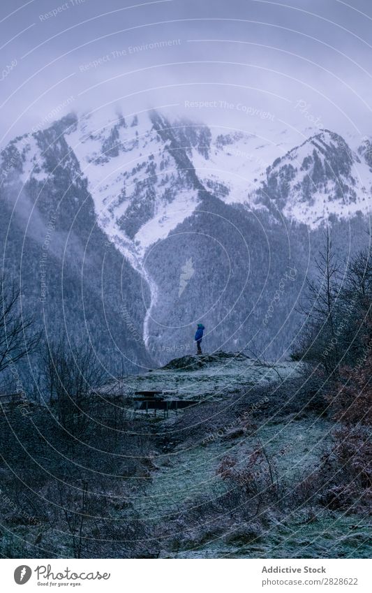 Tourist steht im Winter auf einer Klippe. stehen Berge u. Gebirge Natur wandern laufen Ferien & Urlaub & Reisen Landschaft kalt Schnee Abenteuer Wanderer