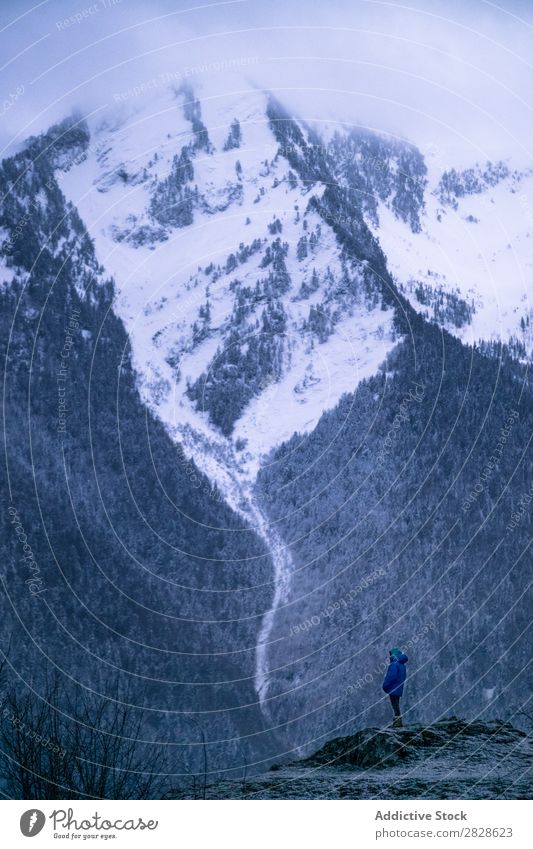 Tourist steht im Winter auf einer Klippe. stehen Berge u. Gebirge Natur wandern laufen Ferien & Urlaub & Reisen Landschaft kalt Schnee Abenteuer Wanderer