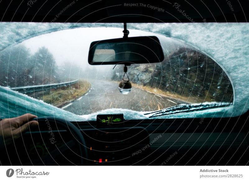 Fahrerin bei verschneiten Tagen PKW Straße Berge u. Gebirge Schnee Schneefall Ferien & Urlaub & Reisen Ausflug Mensch Natur Fahrzeug Laufwerk Lifestyle Freiheit