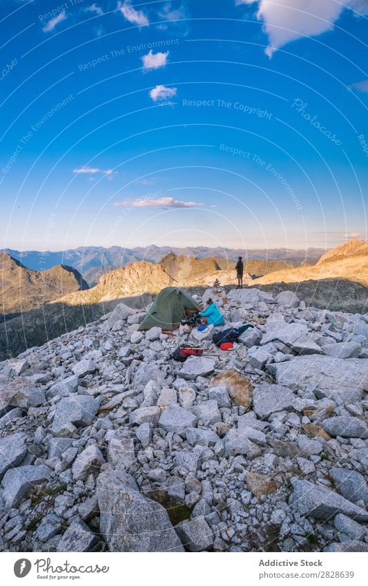 Campingplätze in den Bergen Mensch Berge u. Gebirge Zelt Ferien & Urlaub & Reisen Natur Landschaft Abenteuer wandern Tourismus Aktion Mann Frau schön Lifestyle