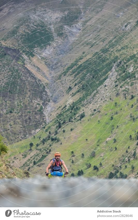 Mann fährt bergab Tourist Abfahrt Reiten Ausritt Sport Ferien & Urlaub & Reisen Aktion Abenteuer Tourismus Berge u. Gebirge extrem Straße Motorradfahren Fahrrad