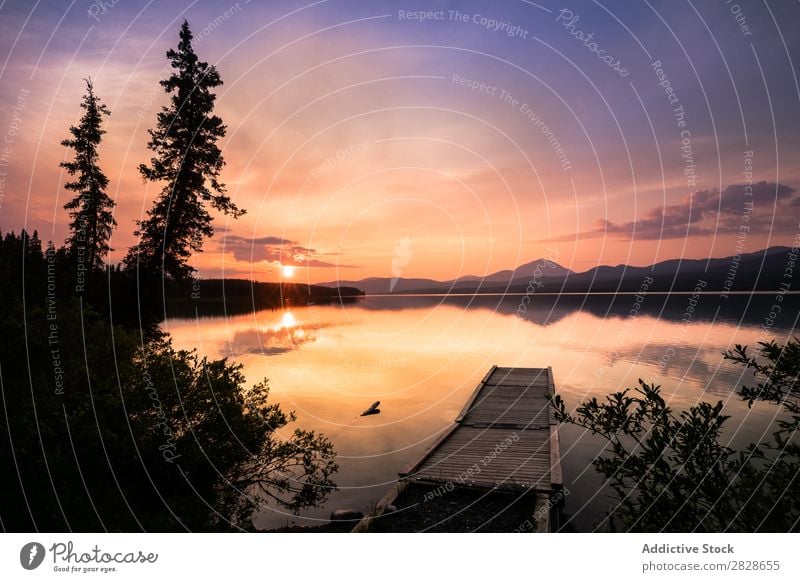 Pier im See auf dem Hintergrund der Berge Anlegestelle Berge u. Gebirge Sonnenuntergang Reflexion & Spiegelung Ferien & Urlaub & Reisen Himmel Tourismus ruhig