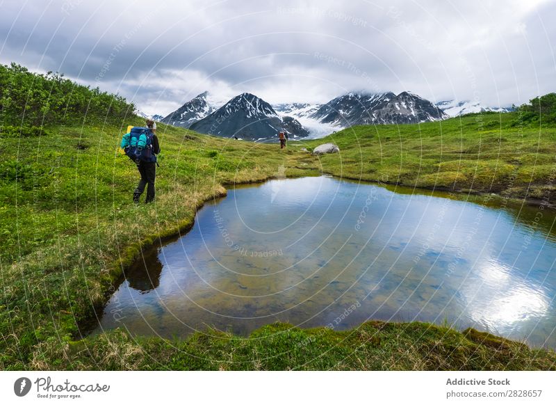 Backpacker in den Bergen auf Reisen Mensch Rucksacktourismus Berge u. Gebirge Natur Ferien & Urlaub & Reisen wandern Wildnis Abenteuer Aussicht Bergsteigen