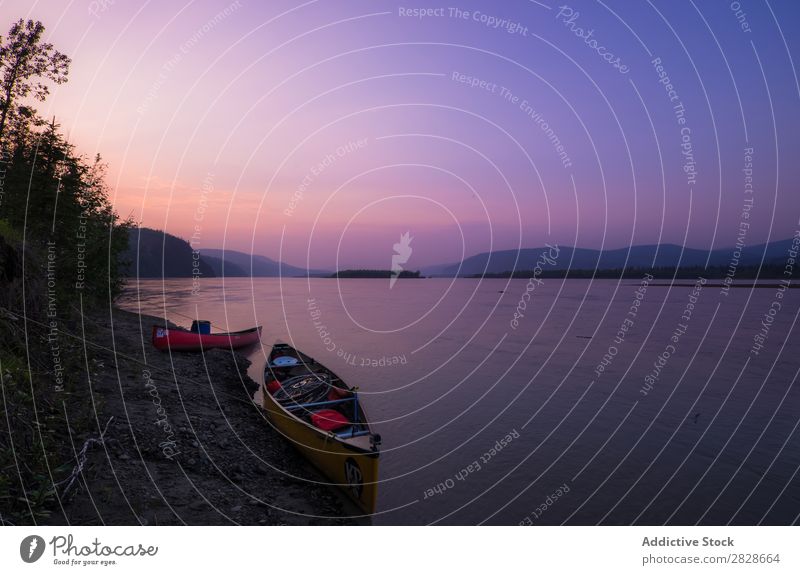 Kajaks am Ufer des Sees bei Sonnenuntergang Kanu Wasser Berge u. Gebirge Frieden ruhig Landschaft hell Ferien & Urlaub & Reisen Natur Sport Kajakfahren Trekking