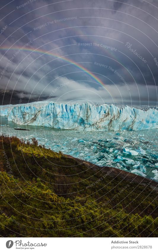 Regenbogen über dem Gletscher Landschaft natürlich Wildnis wild Wolkendecke Tourismus Erscheinung Beautyfotografie Wald Schneefälle Mittelgebirge